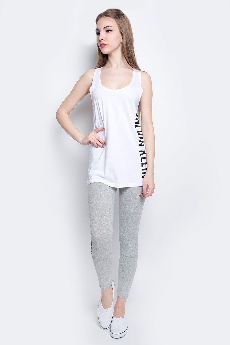Майка женская Calvin Klein Underwear, цвет: белый. KW0KW00105_100. Размер L (50/52)KW0KW00105_100 Майка женская Calvin Klein Underwear, цвет: белый. KW0KW00105_100. Размер L (50/52)KW0KW00105_100Стильная майка Calvin Klein Underwear выполнена из сочетания натурального хлопка и модала.Модель со спинкой-борцовка и круглым вырезом горловины оформлена принтом в виде надписи логотипа бренда.