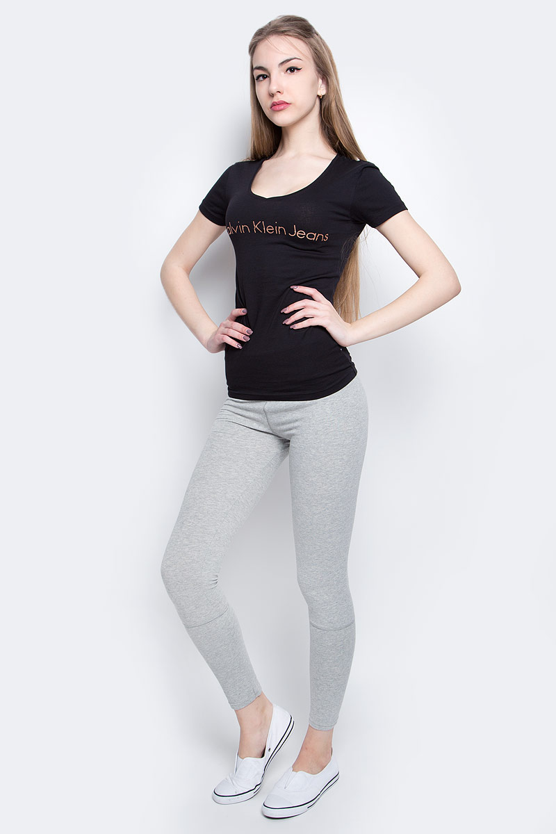 Футболка женская Calvin Klein Jeans, цвет: черный. J20J204820_0990. Размер XL (48/50)J20J204820_0990 Футболка женская Calvin Klein Jeans, цвет: черный. J20J204820_0990. Размер XL (48/50)J20J204820_0990Женская футболка Calvin Klein Jeans изготовлена из высококачественного натурального хлопка. Модель с короткими рукавами и V-образным вырезом горловины украшена блестящим принтом с логотипом бренда.