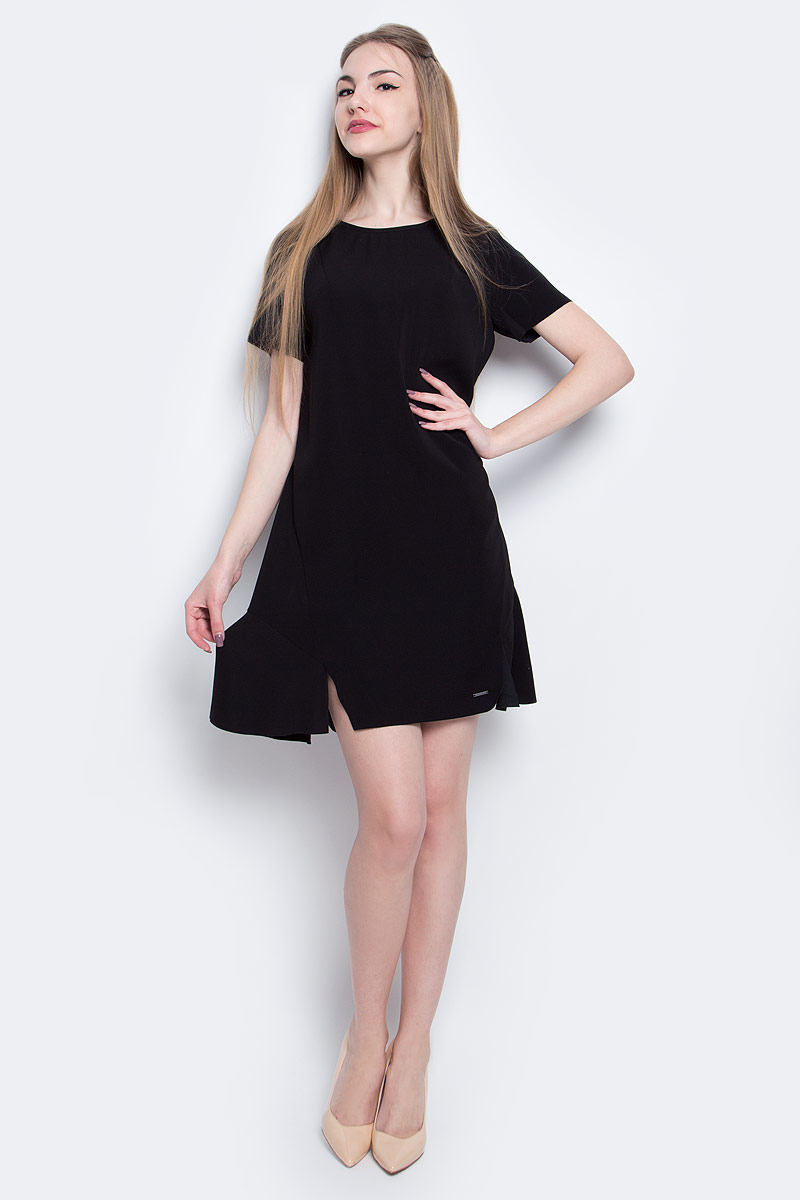 Платье Calvin Klein Jeans, цвет: черный. J20J205023_0990. Размер XS (40)J20J205023_0990 Платье Calvin Klein Jeans, цвет: черный. J20J205023_0990. Размер XS (40)J20J205023_0990Стильное платье Calvin Klein Jeans изготовлено из качественного полиэстера. Модель с круглым вырезом горловины и короткими рукавами застегивается сзади на молнию и крючок. Слегка расклешенный низ платья оформлен ассиметричными разрезами. Края подола и рукавов не обработаны.