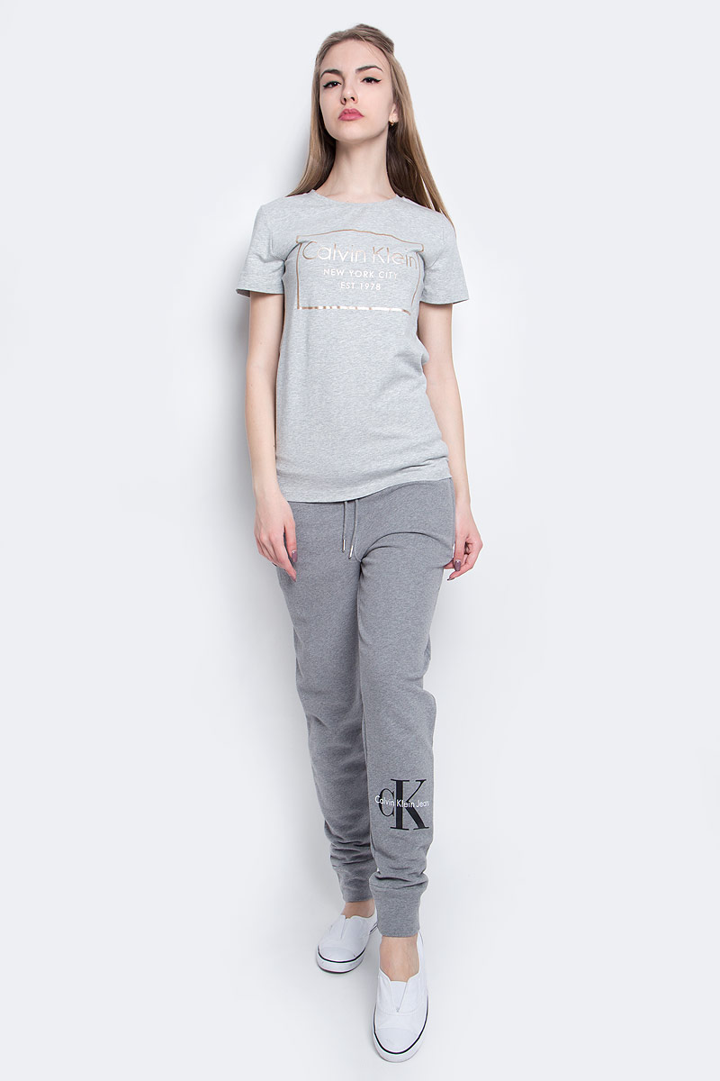 Футболка женская Calvin Klein Jeans, цвет: серый. J20J205315_0380. Размер L (46/48)J20J205315_0380 Футболка женская Calvin Klein Jeans, цвет: серый. J20J205315_0380. Размер L (46/48)J20J205315_0380Женская футболка Calvin Klein Jeans изготовлена из высококачественного эластичного хлопка. Модель с короткими рукавами и круглым вырезом горловины украшена блестящим принтом с логотипом бренда.