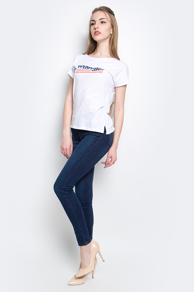 Футболка женская Wrangler Relaxed, цвет: белый. W7331GG12. Размер L (46)W7331GG12 Футболка женская Wrangler Relaxed, цвет: белый. W7331GG12. Размер L (46)W7331GG12Стильная женская футболка Wrangler Relaxed изготовлена из сочетания хлопка и полиэстера. Модель с круглым вырезом горловины и короткими цельнокроеными рукавами оформлена принтом с надписью бренда. По бокам футболка дополнена небольшими разрезами.