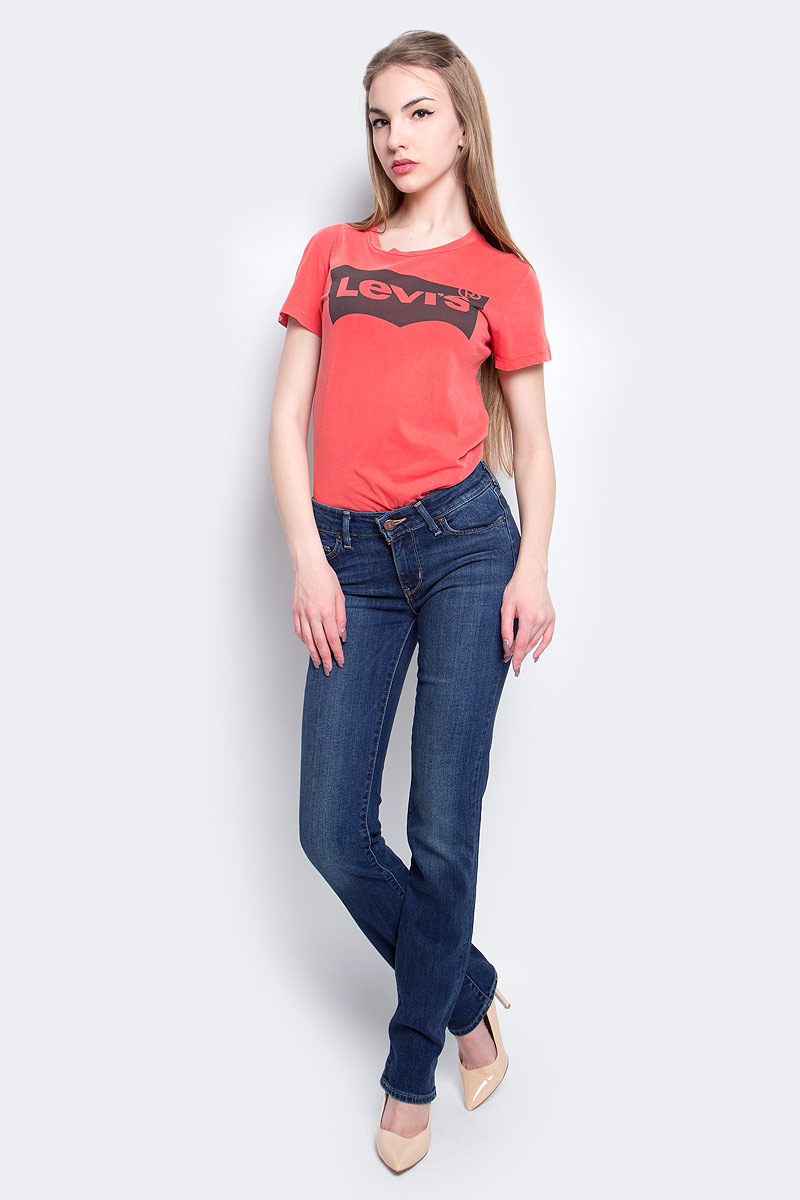 Джинсы женские Levis® 714, цвет: темно-синий. 2183400360. Размер 26-32 (42-32)2183400360 Джинсы женские Levis® 714, цвет: темно-синий. 2183400360. Размер 26-32 (42-32)2183400360Женские джинсы Levis® 714 выполнены из высококачественного эластичного хлопка. Джинсы прямого кроя и стандартной посадки застегиваются на пуговицу в поясе и ширинку на застежке-молнии, дополнены шлевками для ремня. Джинсы имеют классический пятикарманный крой: спереди модель дополнена двумя втачными карманами и одним маленьким накладным кармашком, а сзади - двумя накладными карманами. Модель украшена декоративными потертостями и перманентными складками.