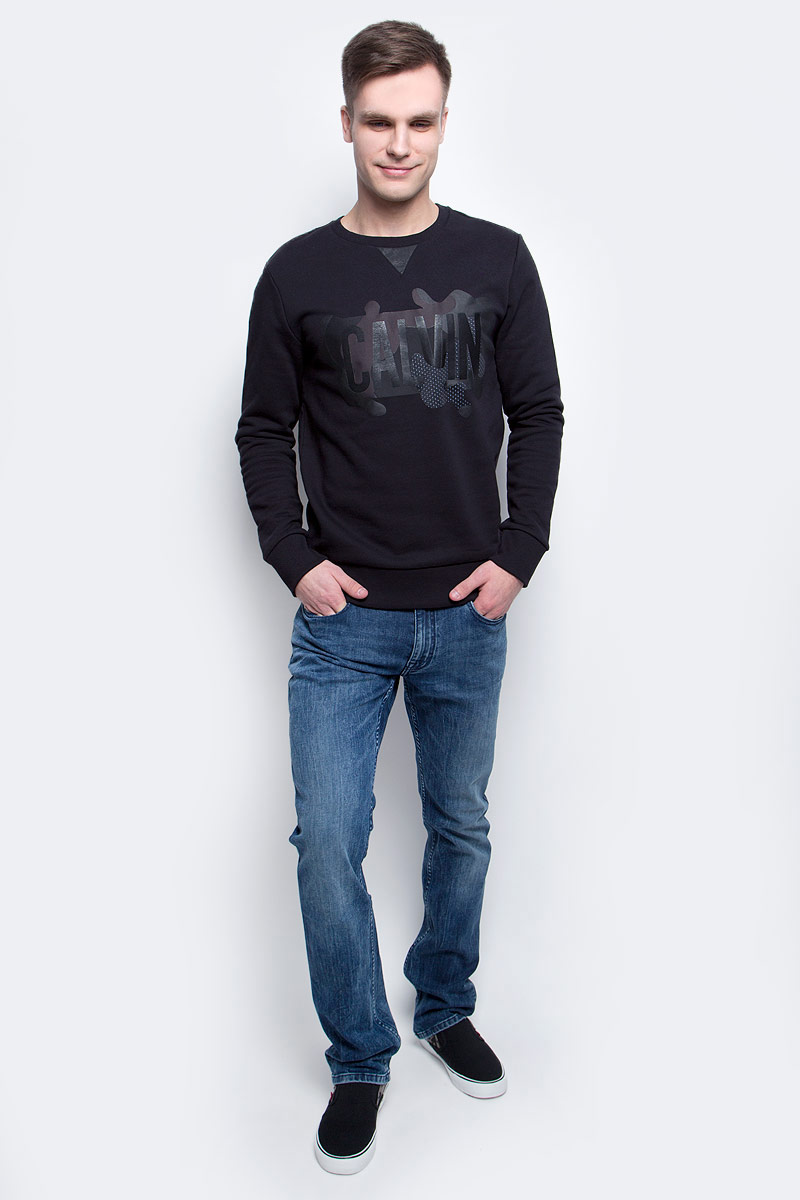 Толстовка мужская Calvin Klein Jeans, цвет: черный. J30J305057_0990. Размер L (48/50)J30J305057_0990 Толстовка мужская Calvin Klein Jeans, цвет: черный. J30J305057_0990. Размер L (48/50)J30J305057_0990Толстовка мужская Calvin Klein Jeans изготовлена из натурального хлопка. Модель выполнена с круглым вырезом и длинными рукавами. Спереди толстовка декорирована оригинальным термопринтом с вставками из искусственной кожи. Низ изделия, горловина и рукава дополнены эластичными манжетами.