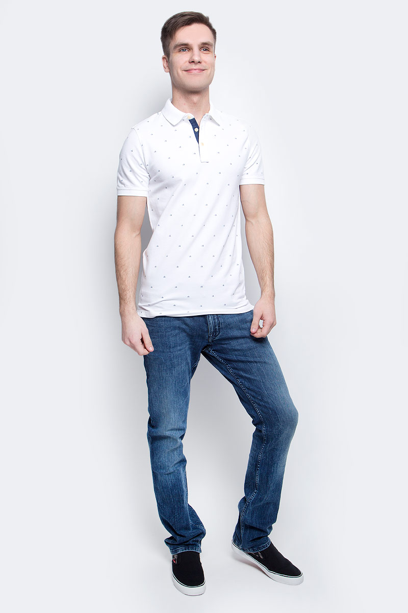 Поло мужское Calvin Klein Jeans, цвет: белый. J30J305103_1120. Размер XXL (52/54)J30J305103_1120 Поло мужское Calvin Klein Jeans, цвет: белый. J30J305103_1120. Размер XXL (52/54)J30J305103_1120Мужское поло Calvin Klein Jeans изготовлено из хлопка с добавлением эластана. Классическая модель с короткими рукавами и отложным воротником застегивается спереди на три пуговицы. По бокам поло дополнено небольшими разрезами, спинка слегка удлинена.