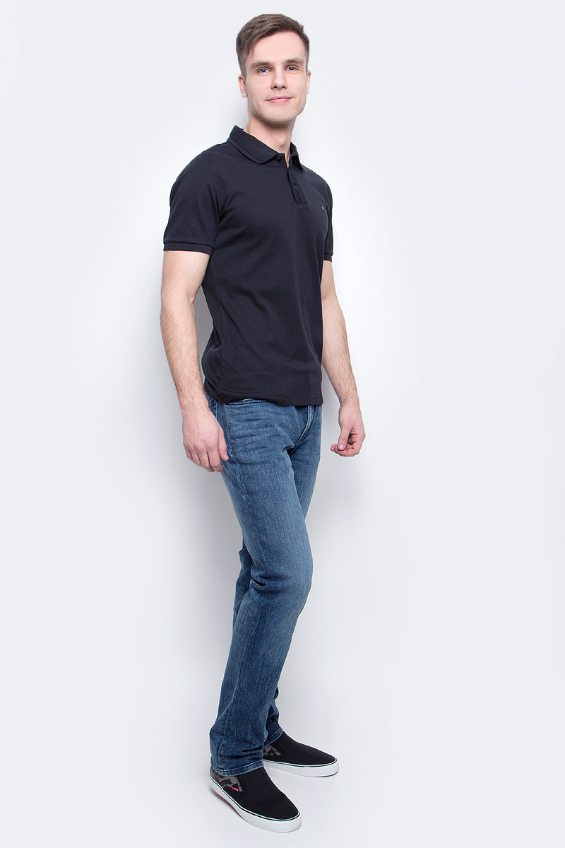 Поло мужское Calvin Klein Jeans, цвет: черный. J30J300637_0990. Размер L (48/50)J30J300637_0990 Поло мужское Calvin Klein Jeans, цвет: черный. J30J300637_0990. Размер L (48/50)J30J300637_0990Мужское поло Calvin Klein Jeans изготовлено из натурального хлопка. Классическая модель с короткими рукавами и отложным воротником застегивается спереди на три пуговицы. Манжеты рукавов, край воротника и планка для пуговиц дополнены трикотажными резинками.