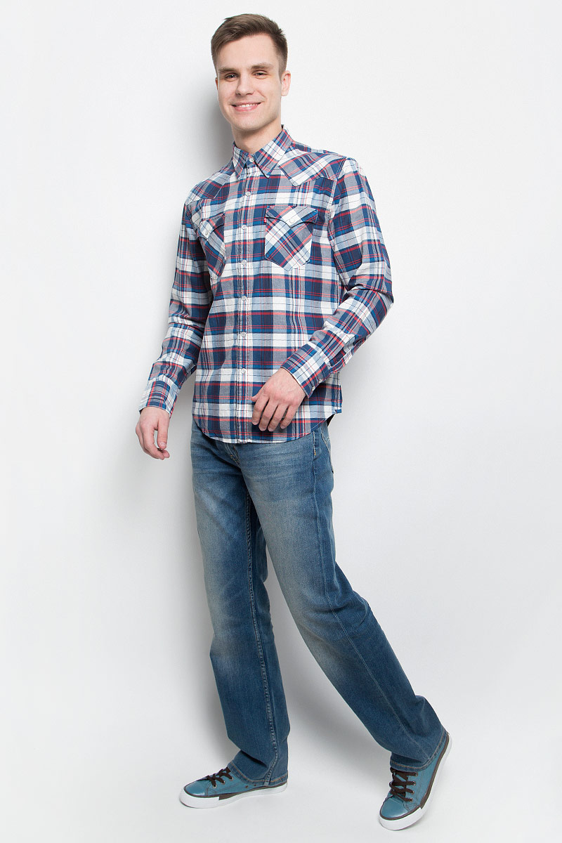 Рубашка мужская Levis®, цвет: синий, красный, белый. 6581602170. Размер XXL (54)6581602170 Рубашка мужская Levis®, цвет: синий, красный, белый. 6581602170. Размер XXL (54)6581602170Мужская рубашка Levis® изготовлена из натурального льна с добавлением хлопка. Модель с длинными рукавами имеет на груди два накладных кармана под клапанами на кнопках. Рубашка застегивается на кнопки и пуговицу на воротничке. Манжеты рукавов оснащены застежками-кнопками. Низ изделия закруглен.