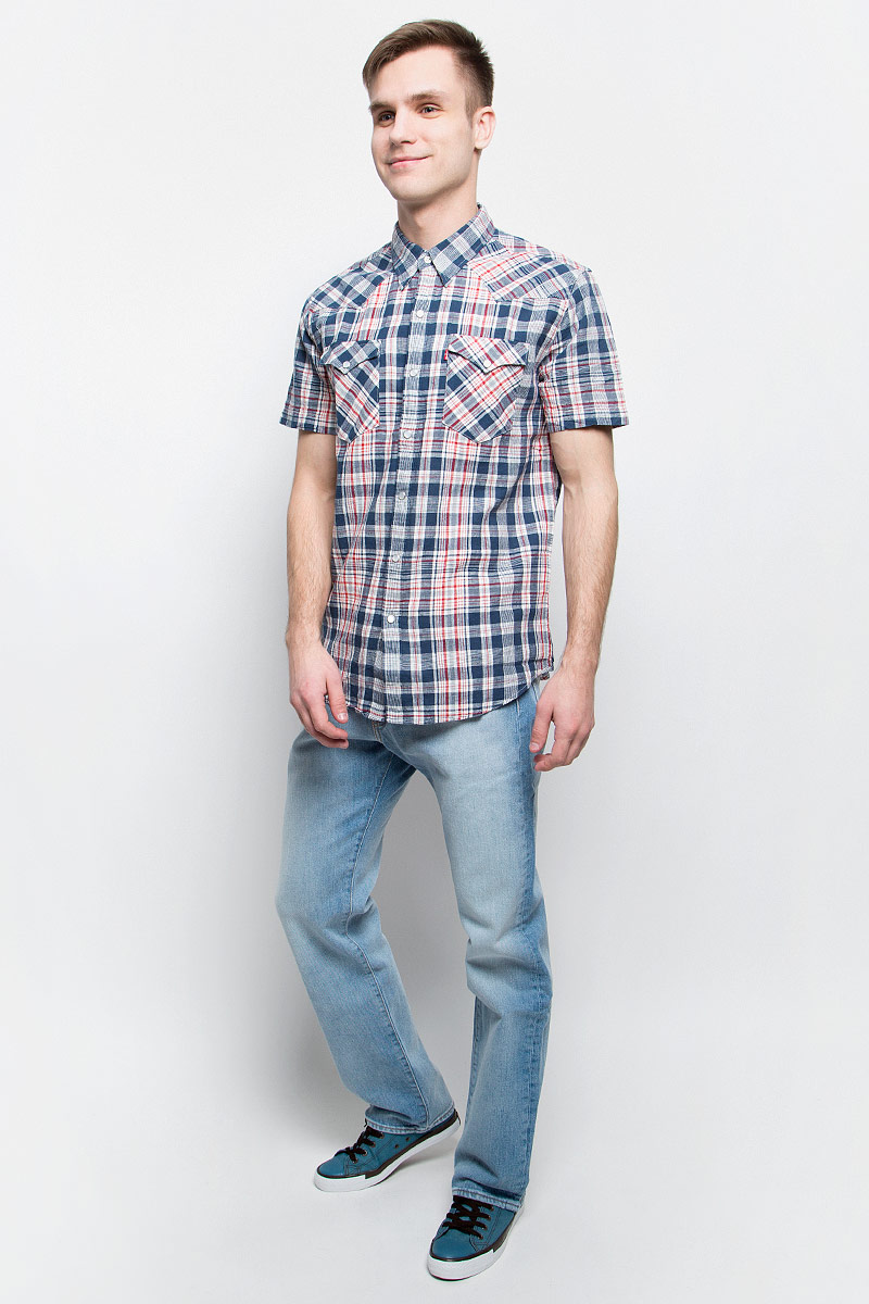 Рубашка мужская Levis®, цвет: синий, красный, белый. 6581700900. Размер M (48)6581700900 Рубашка мужская Levis®, цвет: синий, красный, белый. 6581700900. Размер M (48)6581700900Мужская рубашка Levis® изготовлена из натурального льна с добавлением хлопка. Модель с короткими рукавами имеет на груди два накладных кармана под клапанами на кнопках. Рубашка застегивается на кнопки и пуговицу на воротничке. Низ изделия закруглен.