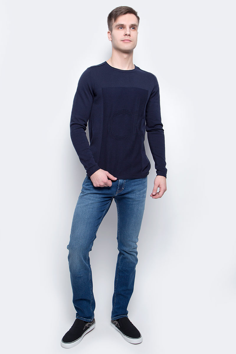 Джемпер мужской Calvin Klein Jeans, цвет: темно-синий. J30J304655_4020. Размер XXL (52/54)J30J304655_4020 Джемпер мужской Calvin Klein Jeans, цвет: темно-синий. J30J304655_4020. Размер XXL (52/54)J30J304655_4020Джемпер мужской Calvin Klein Jeans выполнен из натурального хлопка. Модель с круглым вырезом и длинными рукавами декорирована рельефным логотипом бренда. Горловина, манжеты и низ изделия связаны трикотажной резинкой, швы на плечах выполнены наружу.