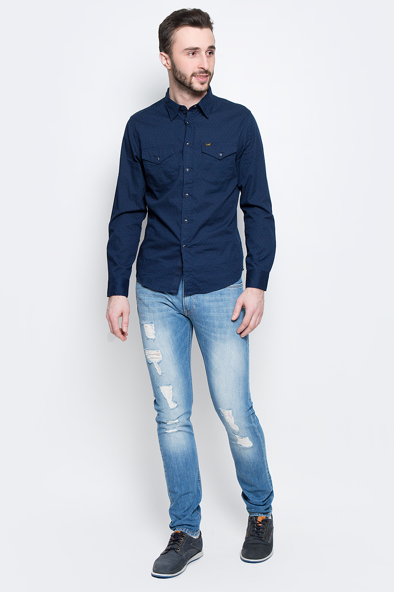 Джинсы мужские Lee Luke, цвет: синий. L719CDHQ. Размер 32-32 (48-32)L719CDHQ Джинсы мужские Lee Luke, цвет: синий. L719CDHQ. Размер 32-32 (48-32)L719CDHQМужские джинсы Lee Luke выполнены из высококачественного эластичного хлопка. Джинсы-слим стандартной посадки застегиваются на пуговицу в поясе и ширинку на застежке-молнии, дополнены шлевками для ремня. Джинсы имеют классический пятикарманный крой: спереди модель дополнена двумя втачными карманами и одним маленьким накладным кармашком, а сзади - двумя накладными карманами. Джинсы украшены декоративными потертостями, разрезами и заплатками.