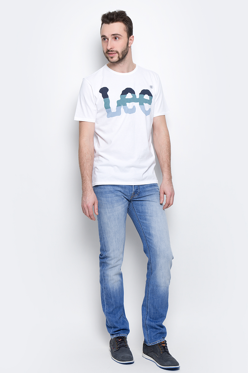 Джинсы мужские Lee Daren, цвет: голубой. L706CDJX. Размер 33-32 (48/50-32)L706CDJX Джинсы мужские Lee Daren, цвет: голубой. L706CDJX. Размер 33-32 (48/50-32)L706CDJXМужские джинсы Lee Daren выполнены из высококачественного эластичного хлопка. Прямые джинсы стандартной посадки застегиваются на пуговицу в поясе и ширинку на пуговицах, дополнены шлевками для ремня. Джинсы имеют классический пятикарманный крой: спереди модель дополнена двумя втачными карманами и одним маленьким накладным кармашком, а сзади - двумя накладными карманами. Джинсы украшены декоративными потертостями.