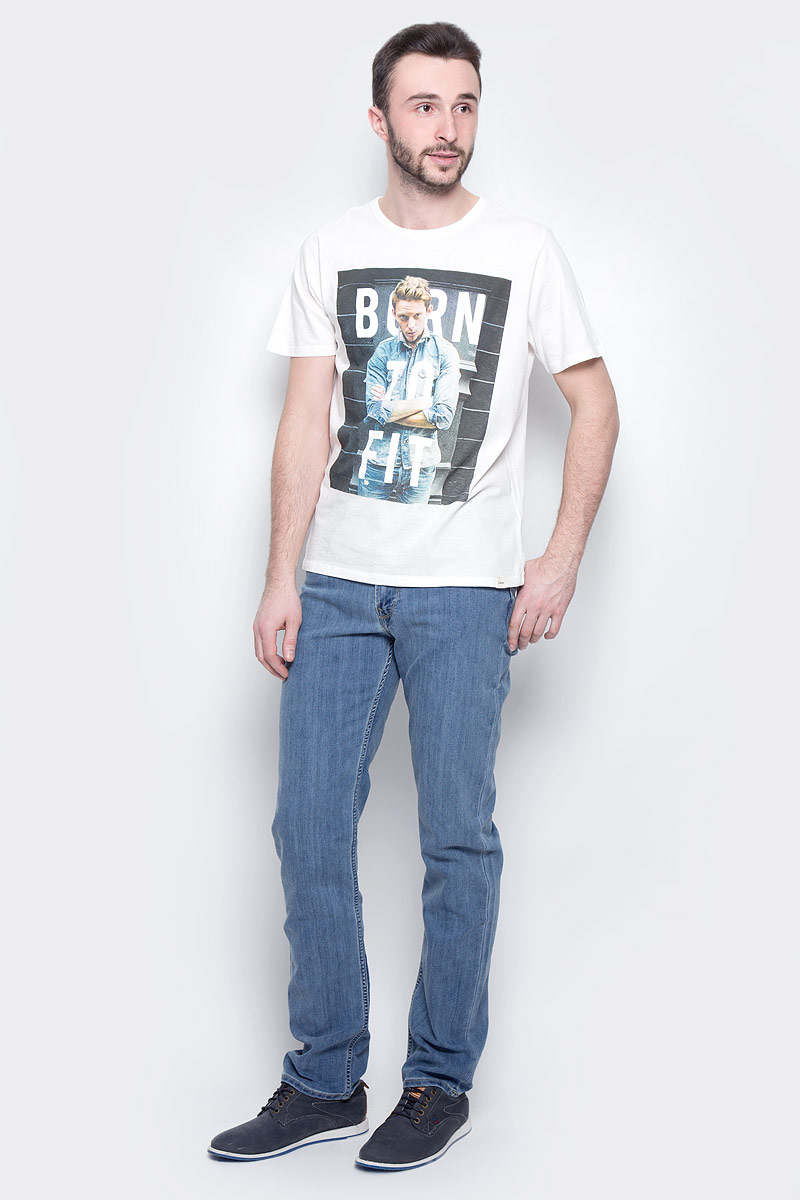 Джинсы мужские Lee Brooklyn Straight, цвет: синий. L452ACHN. Размер 31-32 (46/48-32)L452ACHN Джинсы мужские Lee Brooklyn Straight, цвет: синий. L452ACHN. Размер 31-32 (46/48-32)L452ACHNМужские джинсы Lee Brooklyn Straight выполнены из высококачественного хлопка с добавлением эластомультиэстера. Классические прямые джинсы стандартной посадки застегиваются на пуговицу в поясе и ширинку на застежке-молнии, дополнены шлевками для ремня. Джинсы имеют классический пятикарманный крой: спереди модель дополнена двумя втачными карманами и одним маленьким накладным кармашком, а сзади - двумя накладными карманами. Джинсы украшены декоративными потертостями.