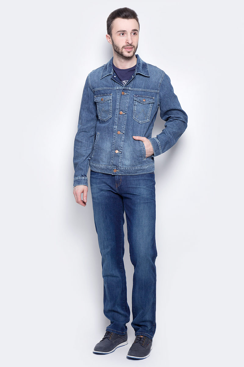 Куртка мужская Wrangler, цвет: синий. W443AV93W. Размер L (50)W443AV93W Куртка мужская Wrangler, цвет: синий. W443AV93W. Размер L (50)W443AV93WМужская джинсовая куртка Wrangler c длинными рукавами и отложным воротником выполнена из хлопка с добавлением льна. Модель застегивается на пуговицы спереди. Изделие имеет два накладных нагрудных кармана с клапанами на кнопках и два прорезных кармана спереди. Манжеты рукавов застегиваются на кнопки. Модель оформлена декоративными потертостями.