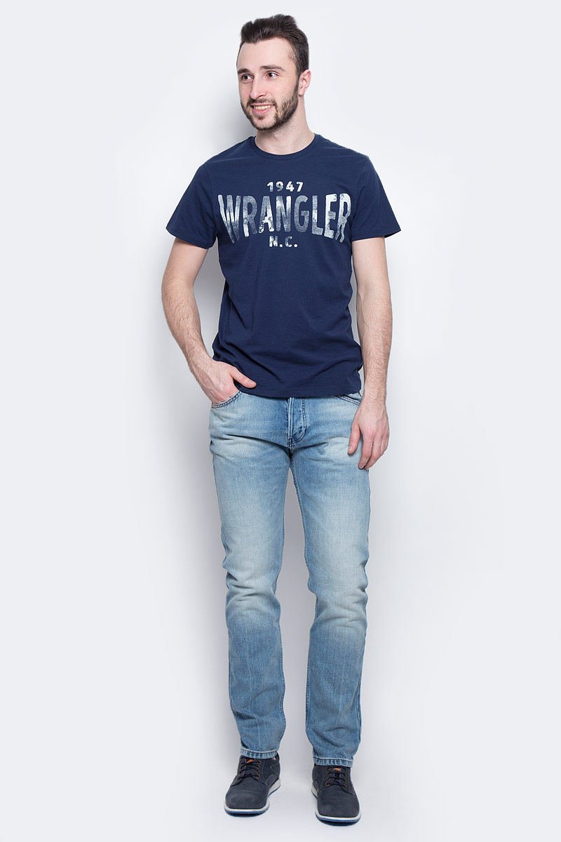 Футболка мужская Wrangler S/S Wrangler, цвет: темно-синий. W7A51FK35. Размер M (48)W7A51FK35 Футболка мужская Wrangler S/S Wrangler, цвет: темно-синий. W7A51FK35. Размер M (48)W7A51FK35Стильная мужская футболка Wrangler S/S Wrangler изготовлена из натурального хлопка. Модель с круглым вырезом горловины и короткими рукавами оформлена принтом с надписями.