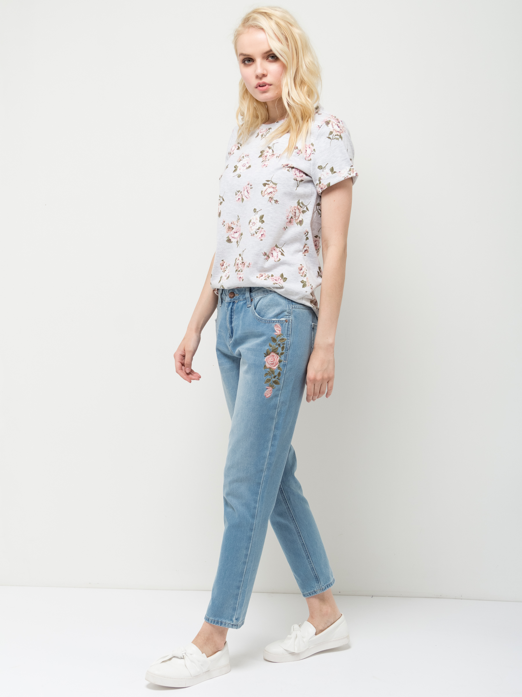 Джинсы женские Sela Denim, цвет: голубой джинс. PJ-335/585-7112. Размер 31-34 (48-34)PJ-335/585-7112 Джинсы женские Sela Denim, цвет: голубой джинс. PJ-335/585-7112. Размер 31-34 (48-34)PJ-335/585-7112Стильные джинсы Sela, изготовленные из натурального хлопка с цветочной вышивкой, станут отличным дополнением вашего гардероба. Джинсы кроя Boyfriend и стандартной посадки на талии застегиваются на застежку-молнию и пуговицу. На поясе имеются шлевки для ремня. Модель представляет собой классическую пятикарманку: два втачных и маленький накладной карманы спереди и два накладных кармана сзади.