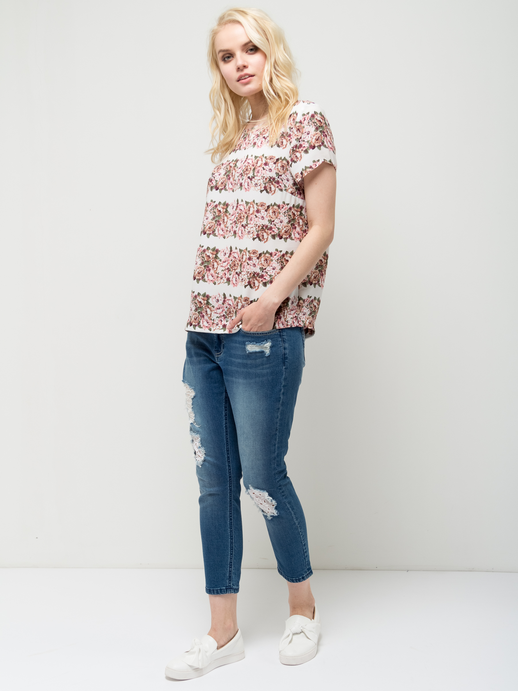 Джинсы женские Sela Denim, цвет: синий джинс. PJ-335/600-7112. Размер 27-34 (42/44-34)PJ-335/600-7112 Джинсы женские Sela Denim, цвет: синий джинс. PJ-335/600-7112. Размер 27-34 (42/44-34)PJ-335/600-7112Стильные джинсы Sela, изготовленные из натурального хлопка с потертостями и разрывами, станут отличным дополнением вашего гардероба. Джинсы кроя Boyfriend и заниженной посадки на талии застегиваются на застежку-молнию и пуговицу. На поясе имеются шлевки для ремня. Модель представляет собой классическую пятикарманку: два втачных и маленький накладной карманы спереди и два накладных кармана сзади.
