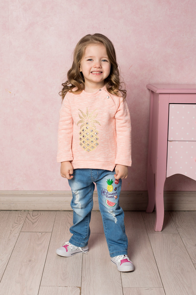 Джинсы для девочки Sweet Berry Baby, цвет: голубой. 712086. Размер 86712086 Джинсы для девочки Sweet Berry Baby, цвет: голубой. 712086. Размер 86712086Стильные джинсы для девочки Sweet Berry выполнены из эластичного хлопка с эффектом потертости и разрывов и оформлены яркой вышивкой. Джинсы зауженного кроя и стандартной посадки на талии застегиваются на пуговицу и имеют ширинку на застежке-молнии. Модель представляет собой классическую пятикарманку: два втачных и один маленький накладной кармашек спереди и два накладных кармана сзади. На поясе имеются шлевки для ремня. С внутренней стороны пояс дополнен вшитыми эластичными лентами, регулирующими посадку по талии.