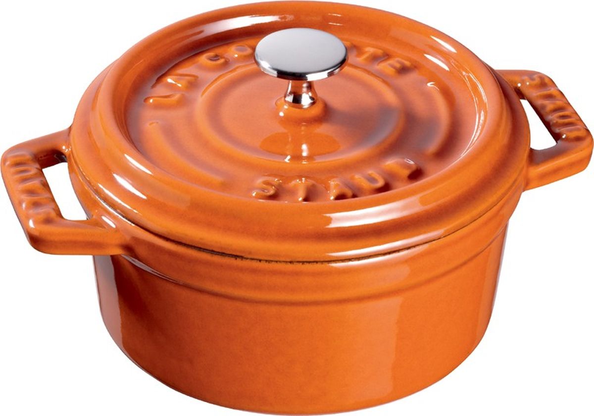Кокот Staub, круглый, цвет: коричневый, 3,8 л11024806 Кокот Staub, круглый, цвет: коричневый, 3,8 л11024806Изготовлен из чугуна, покрытого эмалью снаружи и внутри. Подходит для использования на всех типах плит и в духовке. Перед первым использованием снять этикетки, тщательно вымыть горячей водой с мыльным средством и высушить, затем нанести немного растительного масла на внутреннюю поверхность посуды, излишки масла удалить салфеткой. Мыть жидким моющим средством, без применения абразивных веществ и металлических губок. Пригоден для мытья в посудомоечной машине. При падении на твердую поверхность посуда может треснуть или разбиться. Металлические кухонные принадлежности могут повредить посуду. Избегать резкого нагревания и охлаждения, резкий перепад температуры может привести к повреждению посуды. Чтобы не обжечься, пользуйтесь прихватками.Адрес изготовителя:Zwilling Staub France S.A.S, 47 bis, rue des Vinaigriers, 75010 Paris, FRANCE (Цвиллинг Стауб Франс С.А.С 47 бис, ру де Винаигриерс, 75010 Париж, Франция)