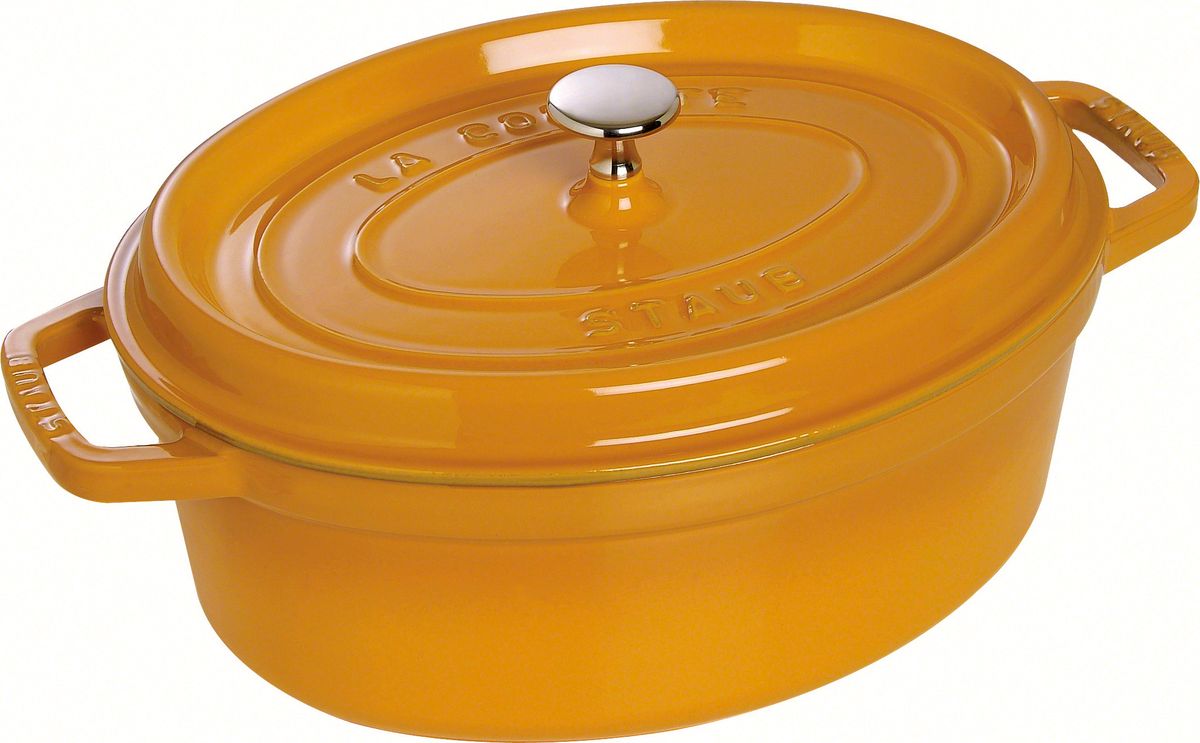 Кокот Staub, овальный, цвет: горчичный, 3,2 л1102712 Кокот Staub, овальный, цвет: горчичный, 3,2 л1102712Изготовлен из чугуна, покрытого эмалью снаружи и внутри. Подходит для использования на всех типах плит и в духовке. Перед первым использованием снять этикетки, тщательно вымыть горячей водой с мыльным средством и высушить, затем нанести немного растительного масла на внутреннюю поверхность посуды, излишки масла удалить салфеткой. Мыть жидким моющим средством, без применения абразивных веществ и металлических губок. Пригоден для мытья в посудомоечной машине. При падении на твердую поверхность посуда может треснуть или разбиться. Металлические кухонные принадлежности могут повредить посуду.Избегать резкого нагревания и охлаждения, резкий перепад температуры может привести к повреждению посуды. Чтобы не обжечься, пользуйтесь прихватками.Адрес изготовителя:Zwilling Staub France S.A.S, 47 bis, rue des Vinaigriers, 75010 Paris, FRANCE (Цвиллинг Стауб Франс С.А.С 47 бис, ру де Винаигриерс, 75010 Париж, Франция)