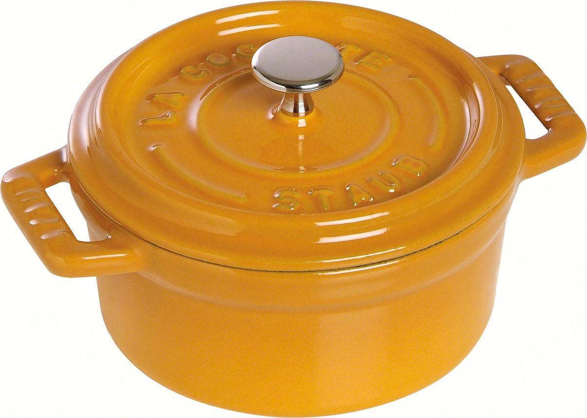 Кокот Staub, круглый, цвет: горчичный, 6,7 л1102812 Кокот Staub, круглый, цвет: горчичный, 6,7 л1102812Изготовлен из чугуна, покрытого эмалью снаружи и внутри. Подходит для использования на всех типах плит и в духовке. Перед первым использованием снять этикетки, тщательно вымыть горячей водой с мыльным средством и высушить, затем нанести немного растительного масла на внутреннюю поверхность посуды, излишки масла удалить салфеткой. Мыть жидким моющим средством, без применения абразивных веществ и металлических губок. Пригоден для мытья в посудомоечной машине. При падении на твердую поверхность посуда может треснуть или разбиться. Металлические кухонные принадлежности могут повредить посуду. Избегать резкого нагревания и охлаждения, резкий перепад температуры может привести к повреждению посуды. Чтобы не обжечься, пользуйтесь прихватками.Адрес изготовителя:Zwilling Staub France S.A.S, 47 bis, rue des Vinaigriers, 75010 Paris, FRANCE (Цвиллинг Стауб Франс С.А.С 47 бис, ру де Винаигриерс, 75010 Париж, Франция)