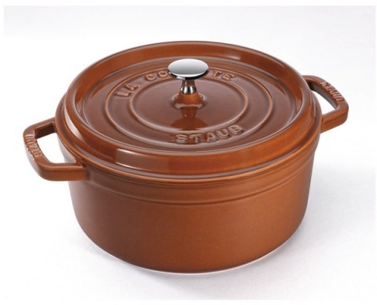 Кокот Staub, круглый, цвет: коричневый, 6,7 л11028806 Кокот Staub, круглый, цвет: коричневый, 6,7 л11028806Изготовлена из чугуна, покрытого эмалью снаружи и внутри. Подходит для использования на всех типах плит и в духовке. Перед первым использованием снять этикетки, тщательно вымыть горячей водой с мыльным средством и высушить, затем нанести немного растительного масла на внутреннюю поверхность посуды, излишки масла удалить салфеткой. Мыть жидким моющим средством, без применения абразивных веществ и металлических губок. Пригодна для мытья в посудомоечной машине. При падении на твердую поверхность посуда может треснуть или разбиться. Металлические кухонные принадлежности могут повредить посуду. Избегать резкого нагревания и охлаждения, резкий перепад температуры может привести к повреждению посуды. Чтобы не обжечься, пользуйтесь прихватками.Адрес изготовителя:Zwilling Staub France S.A.S, 47 bis, rue des Vinaigriers, 75010 Paris, FRANCE (Цвиллинг Стауб Франс С.А.С 47 бис, ру де Винаигриерс, 75010 Париж, Франция)