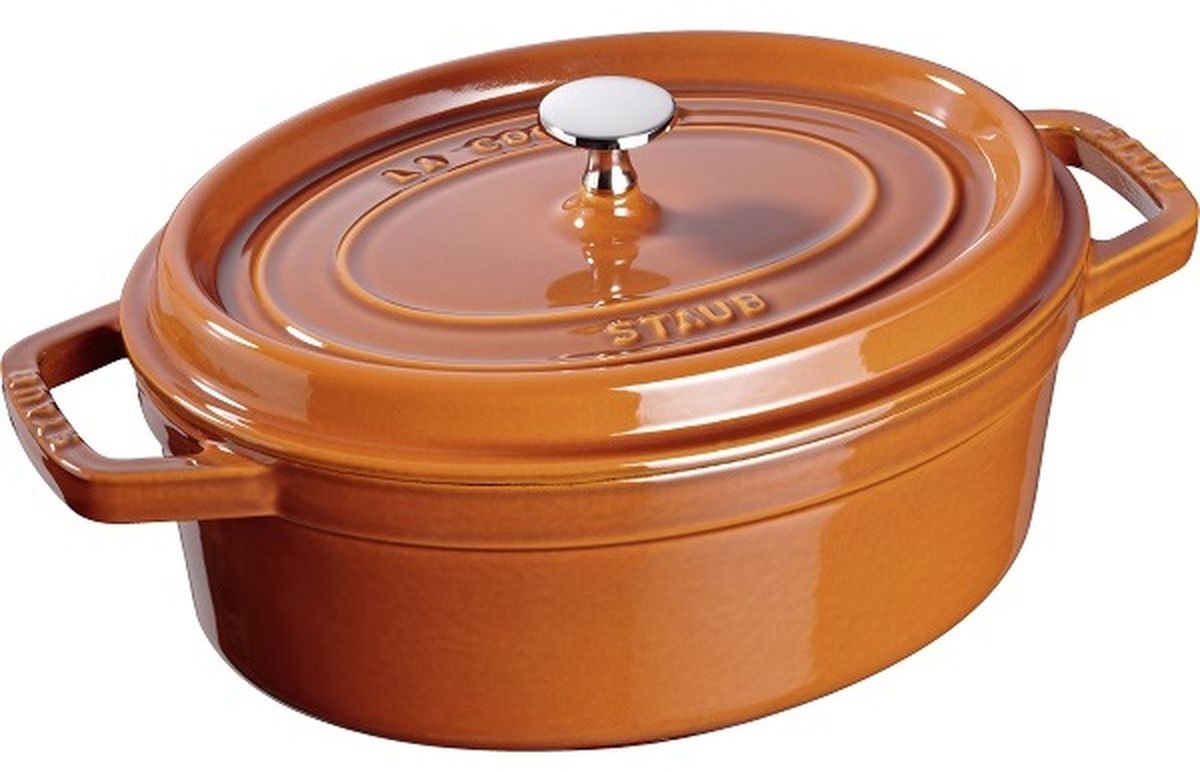 Кокот Staub, овальный, цвет: коричневый, 4,2 л11029806 Кокот Staub, овальный, цвет: коричневый, 4,2 л11029806Изготовлен из чугуна, покрытого эмалью снаружи и внутри. Подходит для использования на всех типах плит и в духовке. Перед первым использованием снять этикетки, тщательно вымыть горячей водой с мыльным средством и высушить, затем нанести немного растительного масла на внутреннюю поверхность посуды, излишки масла удалить салфеткой. Мыть жидким моющим средством, без применения абразивных веществ и металлических губок. Пригоден для мытья в посудомоечной машине. При падении на твердую поверхность посуда может треснуть или разбиться. Металлические кухонные принадлежности могут повредить посуду. Избегать резкого нагревания и охлаждения, резкий перепад температуры может привести к повреждению посуды. Чтобы не обжечься, пользуйтесь прихватками.