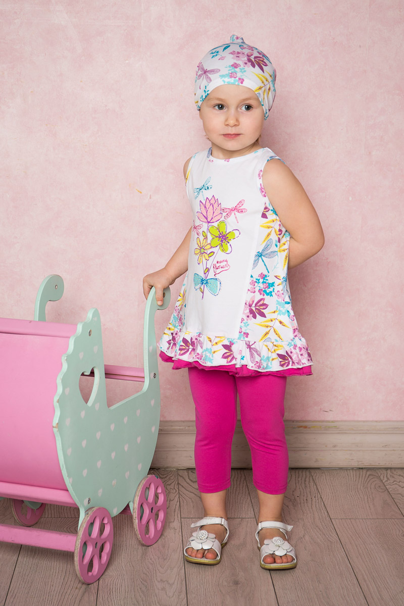 Комплект для девочки Sweet Berry Baby: платье, лосины, цвет: белый, розовый, лиловый. 712015. Размер 86712015 Комплект для девочки Sweet Berry Baby: платье, лосины, цвет: белый, розовый, лиловый. 712015. Размер 86712015Яркий комплект для девочки Sweet Berry, изготовленный из качественного эластичного хлопка, состоит из платья и лосин. Платье-туника А-силуэта оформлено цветочным принтом и воланами по низу. Воротник и проймы рукавов дополнены мягкой эластичной бейкой. Укороченные лосины имеют пояс на мягкой эластичной резинке.