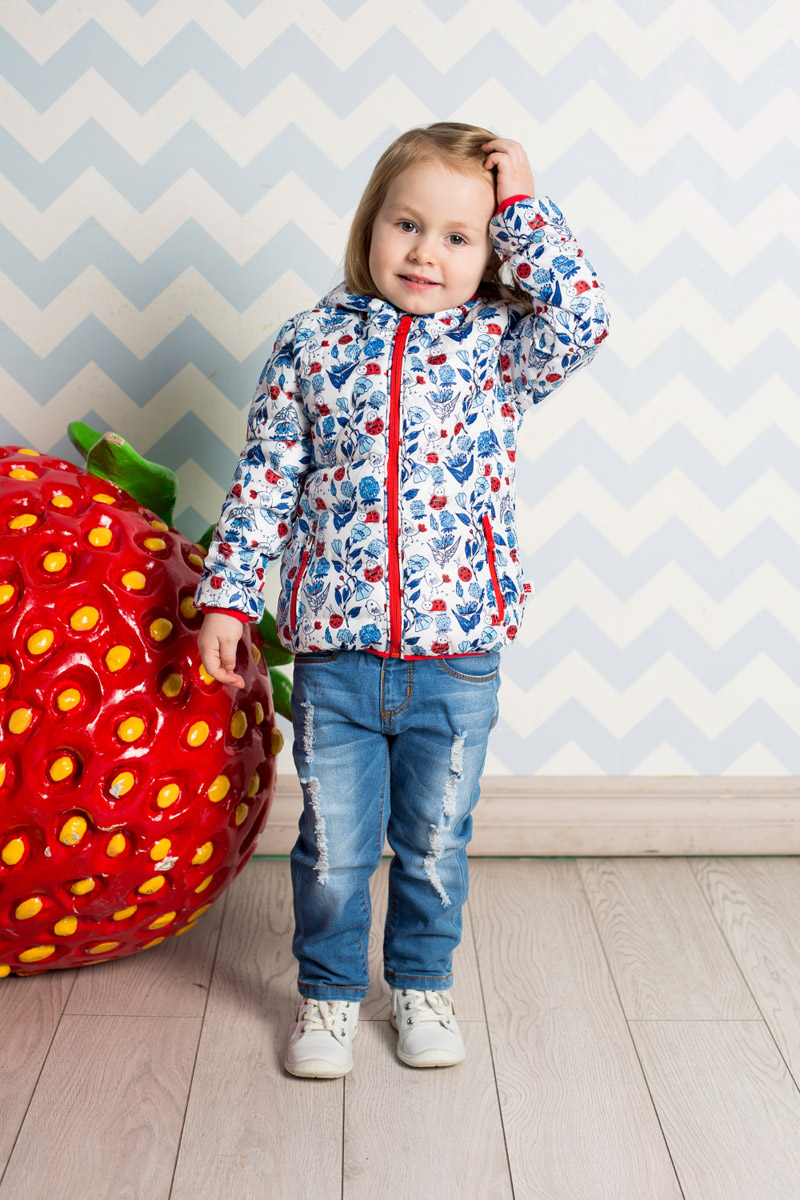 Куртка для девочки Sweet Berry Baby, цвет: белый. 712025. Размер 98712025 Куртка для девочки Sweet Berry Baby, цвет: белый. 712025. Размер 98712025Стильная стеганая куртка для девочки Sweet Berry, изготовленная из качественного материала с офригинальным принтом, станет отличным дополнением к гардеробу вашего ребенка. Утепленная модель с цельнокроеным капюшоном застегивается на молнию и дополнена двумя прорезными карманами на молниях. Край капюшона, манжеты рукавов и низ изделия дополнены мягкими окантовочными резинками контрастного цвета.