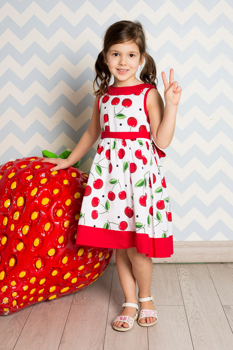 Платье для девочки Sweet Berry, цвет: белый, красный. 714161. Размер 122714161 Платье для девочки Sweet Berry, цвет: белый, красный. 714161. Размер 122714161Классическое платье для девочки Sweet Berry выполнено из натурального хлопка и оформлено принтом с изображением вишенок. Модель средней длины с пышной юбкой-солнцем застегивается сзади на потайную застежку-молнию. Линию талии подчеркивает текстильный поясок контрастного цвета, завязывающийся на бант. Горловина и низ платья декорированы контрастным материалом.