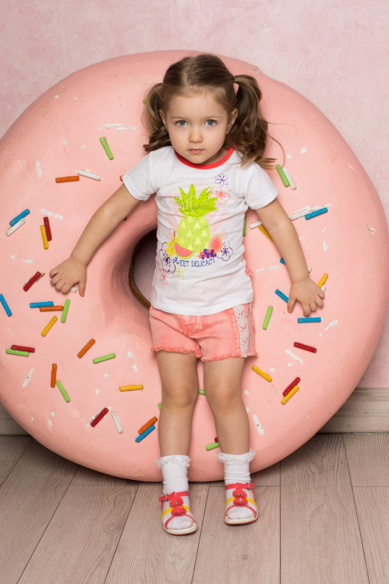 Футболка для девочки Sweet Berry Baby, цвет: белый. 712069. Размер 92712069 Футболка для девочки Sweet Berry Baby, цвет: белый. 712069. Размер 92712069Яркая футболка для девочки Sweet Berry выполнена из качественного эластичного хлопка. Модель с круглым вырезом горловины и короткими рукавами оформлена оригинальным принтом, стразами и глиттерной надписью. Воротник дополнен мягкой эластичной бейкой контрастного цвета.