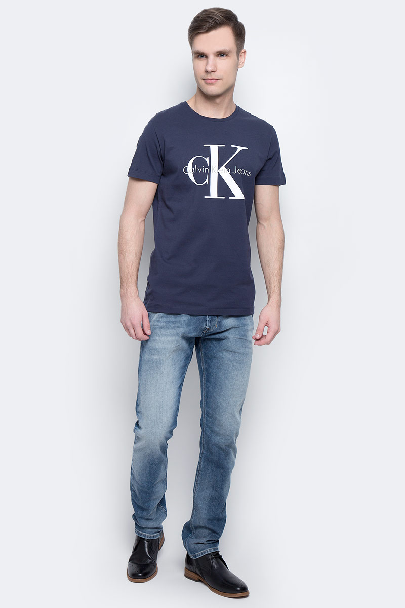 Футболка мужская Calvin Klein Jeans, цвет: темно-синий. J30J304336_4020. Размер XL (50/52)J30J304336_4020 Футболка мужская Calvin Klein Jeans, цвет: темно-синий. J30J304336_4020. Размер XL (50/52)J30J304336_4020Мужская футболка Calvin Klein Jeans изготовлена из натурального хлопка. Модель выполнена с круглой горловиной и короткими рукавами. Футболка декорирована крупным принтом с названием бренда.