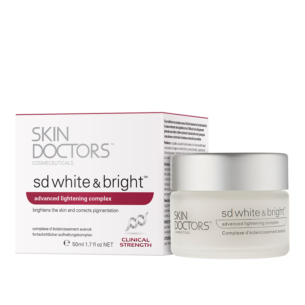 Skin Doctors SD White & Bright, Отбеливающий крем для лица, 50 мл2290 Skin Doctors SD White & Bright, Отбеливающий крем для лица, 50 мл2290SD White & Bright Отбеливающий крем для лица, 50млКраткое описание:SD White & Bright это прорывной комплекс в осветлении и отбеливании кожи, крем двойного назначения, он действует на уже имеющеюся пигментацию и помогает предотвратить ее появление. Содержит эффективные ингредиенты с клинически-подтвержденными результатами, чтобы помочь получить вам чистый и светлый цвет лица.Основные направление:• Общее осветление цвета лица• Уменьшение видимости пятен кожи• Уменьшение видимости гиперпигментации• Осветление тона кожи• Более равномерный цвет лица• Уменьшение внешнего вида неровностей кожи, таких как пигментные пятна и веснушкиСодержит оптимальный уровень эталонного ингредиента в отбеливания кожи и коррекции пигментации, ?-White ™. ?-White ™ оказывает существенное влияние на синтез меланина, из-за которого образовывается пигментация кожи, и, как доказано значительно осветляет темные тона кожи. Результаты: более светлый вид кожи, видимое уменьшение пигментации, веснушек, пигментных пятен и поверхностных дефектов. Skin Doctors SD White & Bright™ также помогает сделать вашу кожу более упругой и увлажнить ее, и имеет дополнительное преимущество фильтров UVA. Пожалуйста, используйте SPF 30 вместе с SD White & Bright™, чтобы предотвратить дальнейшее повреждение кожи и защитить вашу кожу от суровых солнечных лучей.