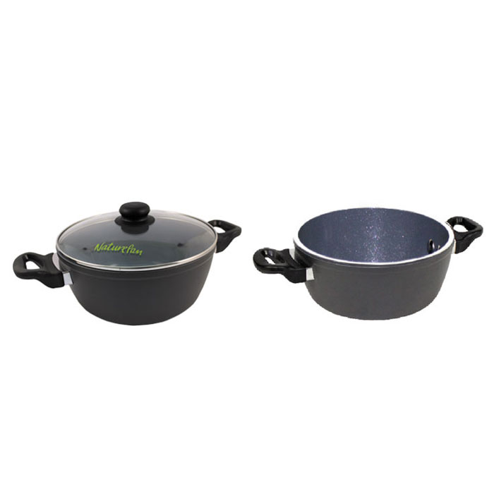 Кастрюля NaturePan Classic с крышкой, с керамическим покрытием, 2 лCC20 Кастрюля NaturePan Classic с крышкой, с керамическим покрытием, 2 лCC20Кастрюля NaturePan Classic выполнена из высококачественного алюминия с антипригарнымкерамическим покрытием, которое абсолютно безопасно для здоровья и не содержит вредныхвеществ. Новое уникальное покрытие внутренней и наружной поверхностей кастрюли обеспечивает легкое мытье. Кастрюля оснащена удобными пластиковыми ручками с противоскользящим покрытием,которые не нагреваются. Кастрюля имеет усиленное кованое дно, которое равномерно распределяет тепло по всей поверхности, что улучшает качество приготовления пищи.Толщина стенок максимально уменьшена, что избавляет кастрюлю от лишней тяжести и существенно экономит время приготовления. Крышка, изготовленная из термостойкого стекла, оснащена ручкой и отверстием длявыпуска пара. Такая крышка позволяет следить за процессом приготовления пищи без потеритепла. Она плотно прилегает к краю посуды, сохраняя аромат блюд.