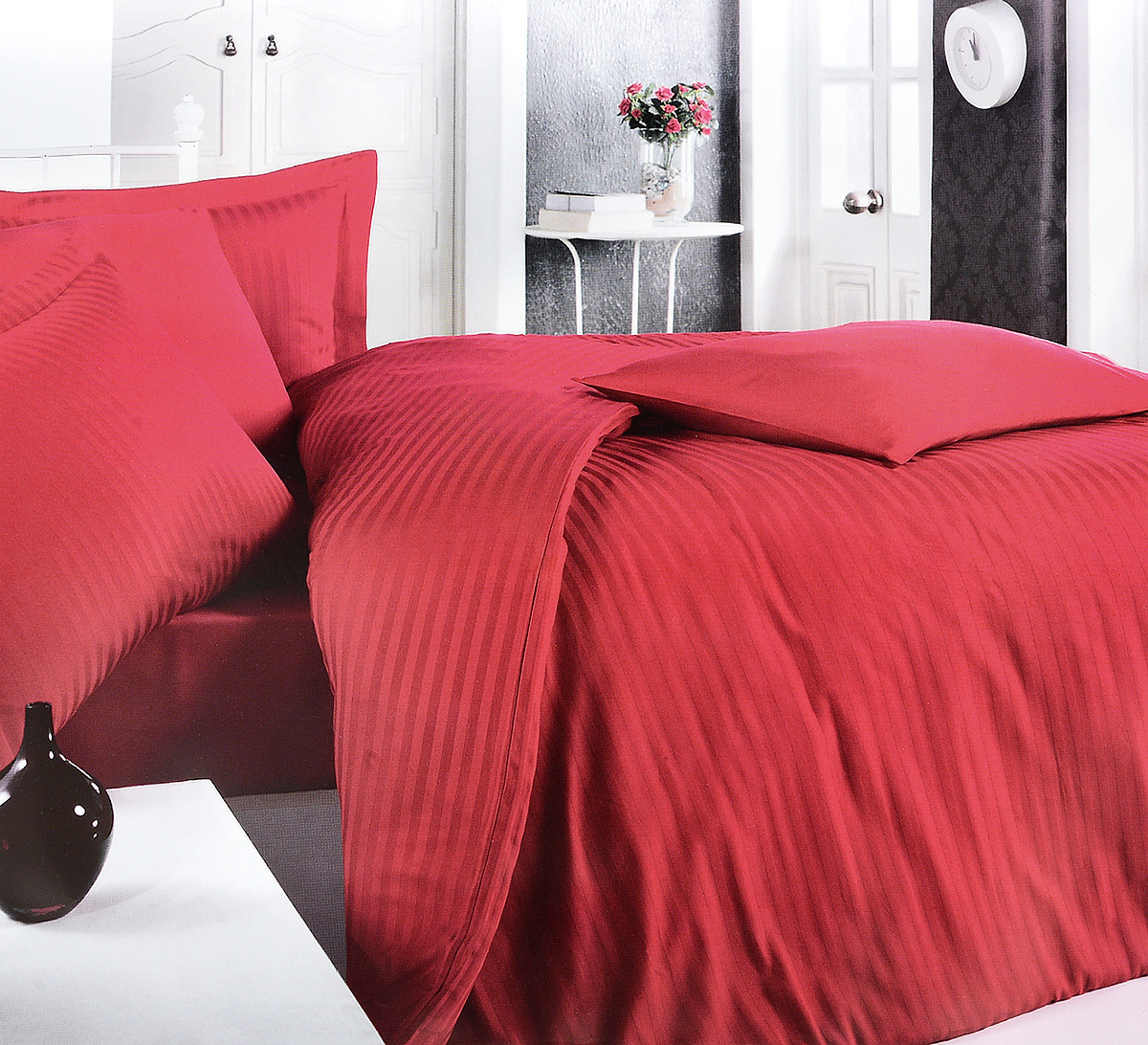 Комплект белья Clasy Stripe Satin, 1,5-спальный, наволочки 50х70, цвет: красный00000005316 Комплект белья Clasy Stripe Satin, 1,5-спальный, наволочки 50х70, цвет: красный00000005316Комплект постельного белья Clasy Stripe Satin состоит из пододеяльника на пуговицах, простыни и 3 наволочек (2 стандартные и 1 с ушками). Изделия выполнены из страйп-сатина (100% хлопок). Страйп-сатин - это очень прочная жаккардовая ткань из 100% хлопка. На вид он напоминает обычный сатин, но с полосками, которые появляются благодаря разному направлению нитей в ткани. Страйп-сатин универсален: он подойдет к любому интерьеру, прослужит вам долго, а рисунок никогда не поблекнет. Из страйп-сатина делают элитное постельное белье, по всем качествам его можно сравнить с самыми дорогими образцами хлопкового белья. Ткань гладкая и имеет ровный матовый блеск. Секрет заключается в особенно плотном сатиновом переплетении. Несмотря на особую плотность, это постельное белье очень мягкое, спать на нем уютно и тепло. Ткань обладает отличными гигиеническими свойствами - гигроскопичностью, воздухопроницаемостью и гипоаллергенностью. Страйп-сатин неприхотлив в уходе: почти не мнется, а стирать его можно при температуре до 60°C. В производстве белья используются только качественные безопасные импортные красители, которые не содержат вредных химических веществ и позволяют сохранить яркость красок после многократных стирок. Белье упаковано в подарочную картонную коробку.
