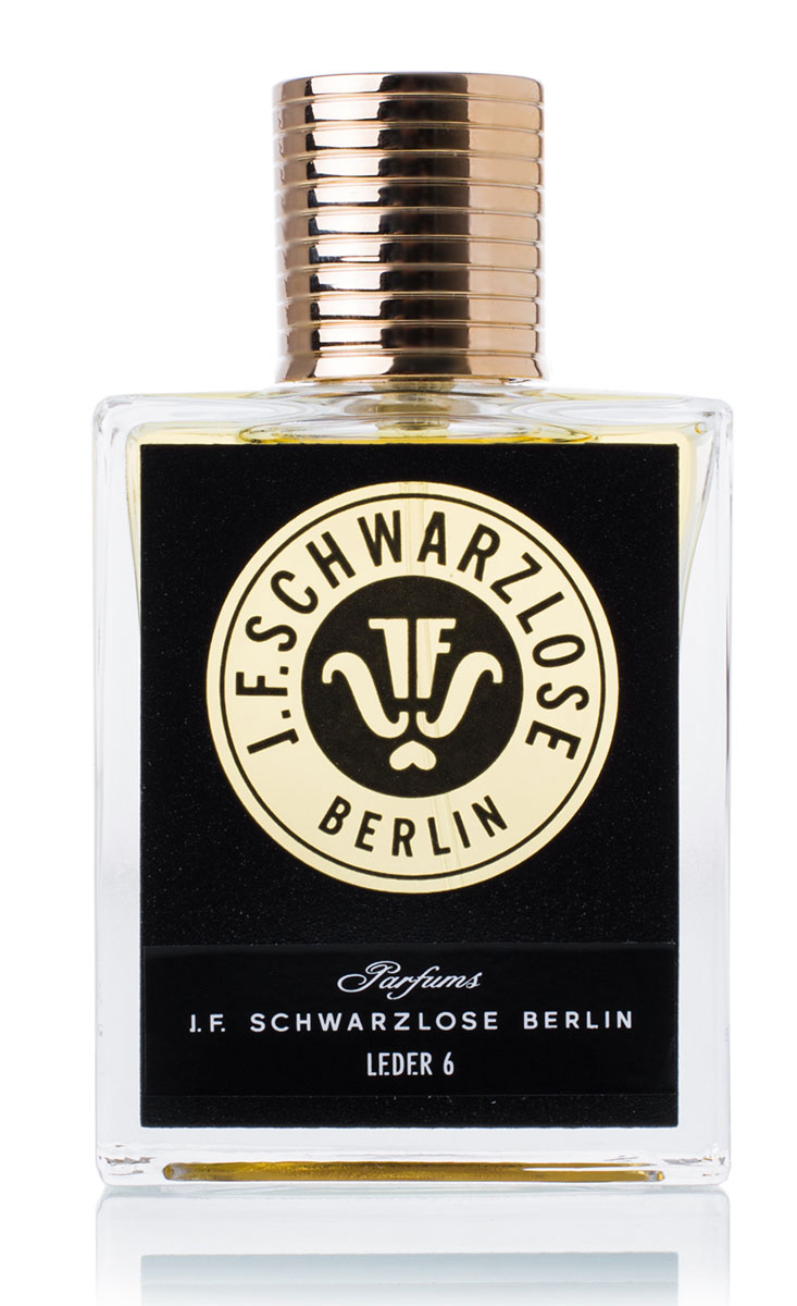 J.F. Schwarzlose Berlin Парфюмерная вода мужская Leder 6 50 млSCHFET J.F. Schwarzlose Berlin Парфюмерная вода мужская Leder 6 50 млSCHFETКомпозиция Leder 6 («Кожа 6») создана на основе винтажного аромата J.F. Schwarzlose Berlin «Spanisch Leder» («Испанская кожа») и сочетает в себе парфюмерные традиции с образами, вдохновленными современной фетиш-субкультурой Берлина. Это современный восточный аромат с запоминающимся кожаным шлейфом, достигнутым благодаря уникальным натуральным ингредиентам и каптивным молекулам. Кожа – это фетиш, а фетиш – это объект желания и предмет культа.
