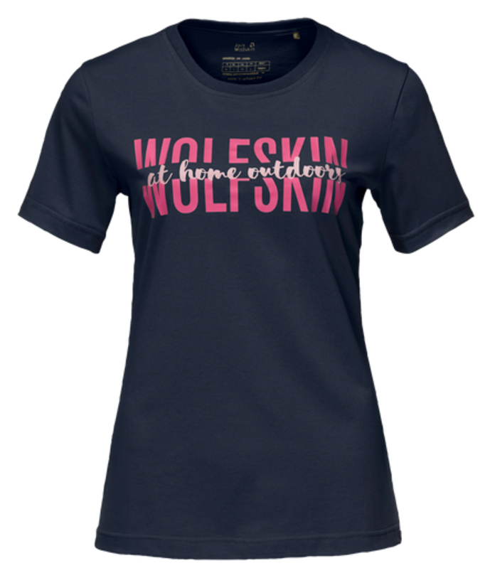 Футболка женская Jack Wolfskin Slogan T W, цвет: темно-синий. 1805731-1910. Размер M (46)1805731-1910 Футболка женская Jack Wolfskin Slogan T W, цвет: темно-синий. 1805731-1910. Размер M (46)1805731-1910Футболка женская Slogan T W изготовлена из полиэстера и органического хлопка. Ткань быстро сохнет, приятная на ощупь и очень прочная. Модель имеет круглый вырез горловины и короткие стандартные рукава. Футболка дополнена логотипом бренда и надписями на груди.