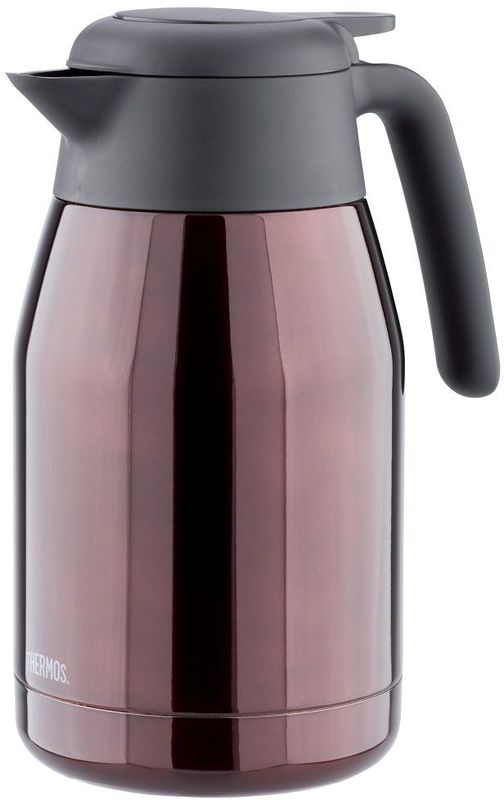 Термос-кувшин Thermos, цвет: коричневый, 1,5 л. THS 1500428813 Термос-кувшин Thermos, цвет: коричневый, 1,5 л. THS 1500428813Термос-кувшин THS 1500 выполнен из нержавеющей стали для горячих и холодных жидкостей.Кувшин предназначен для использования одной рукой: жидкость выливается при помощи легкого нажатия на рычаг над ручкой. Крышка с двойной изоляцией не только идеально сохраняет температуру внутри кувшина, но и надежно герметизирует его.В кувшин можно положить кубики льда, а оригинальная крышка не даст им упасть в стакан. Благодаря широкому горлу кувшин можно промыть, протерев внутреннюю колбу рукой. Крышка разборная, ее части удобно промыть по-отдельности.Объем: 1,5 л.