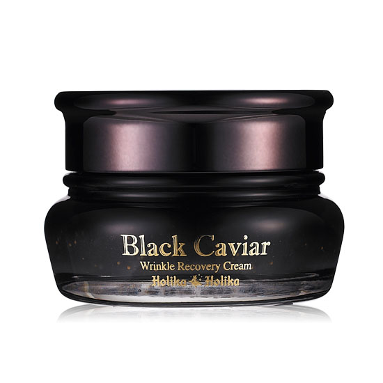 Holika Holika Питательный лифтинг крем Черная икра, 50 мл20010632 Holika Holika Питательный лифтинг крем Черная икра, 50 мл20010632Holika Holika Black Caviar Anti-Wrinkle Cream – это роскошный ночной крем «Черная икра» с 30% содержанием экстракта белужьей икры. Ионы золота в составе средства улучшают усвоение кожей других компонентов. Обладает заметным лифтинг – эффектом. Кожа свежая, гладкая и подтянутая. Применение: на завершающем этапе ухода за кожей нанесите необходимое количество крема на все лицо легкими похлопывающими движениями до полного впитывания. Предостережения: не используйте на области вокруг глаз, избегайте попадания средства в глаза, только для наружного применения. Состав: ацетиловая кислота, аденозин, Бис-ПЭГ/ППГ-14/14 диметикон, бутилен гликоль, масло ши, экстракт икры, CI 77268:1, циклометикон, циклопентасилоксан, диметикон/ винил диметикон кроссполимер, динатрия ЭДТА, глицерет-26, глицерин, золото, метил парабен, слюда, ПЭГ/ ППГ-18/18 диметикон, ПЭГ/ ППГ-19/19 диметикон, пропил парабен, хлорид натрия, цитрат натрия, синтетический флюорфлогопит, оксид олова, диоксид титана, вода.Объём: 50 мл.