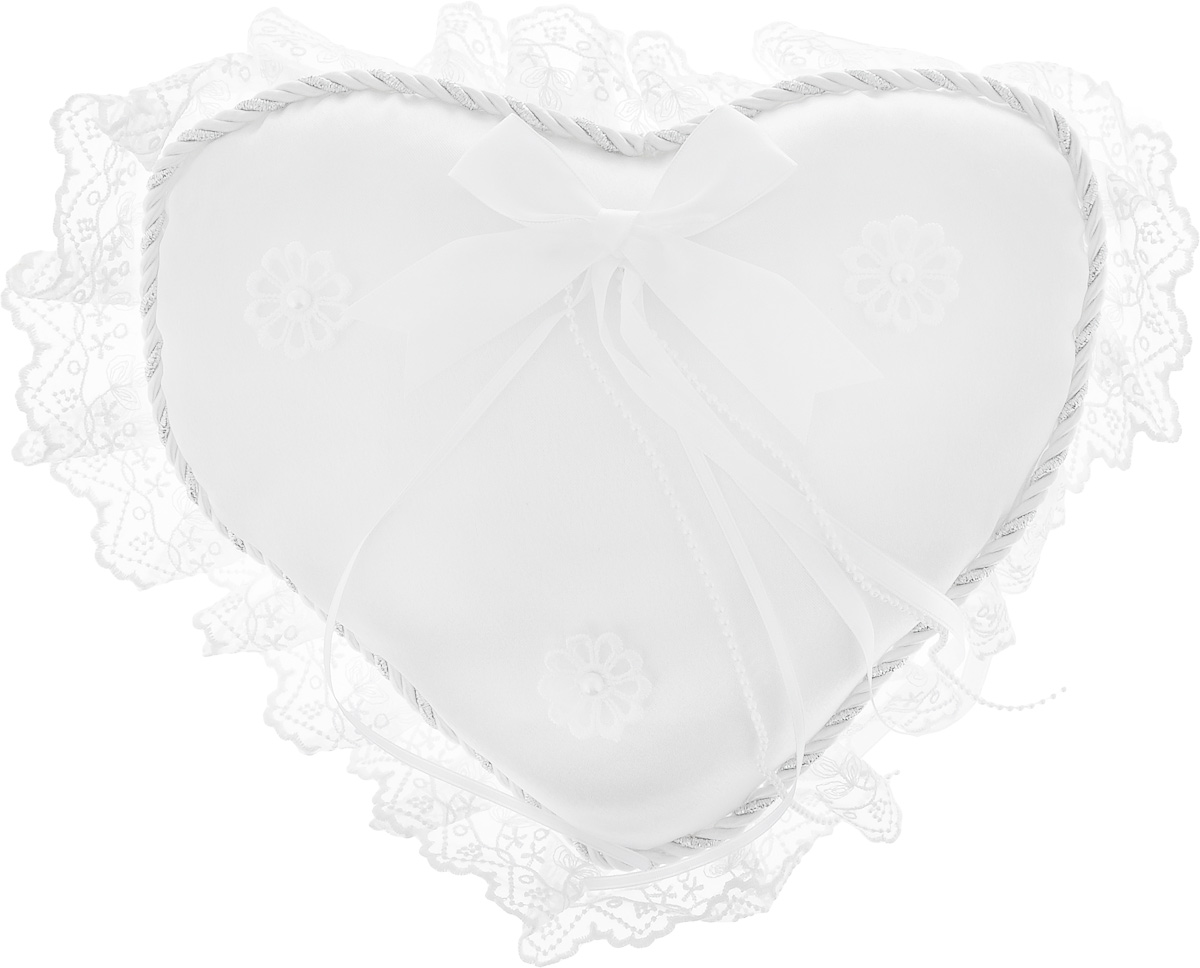 Подушечка для колец Bianco Sole Свадебная, 25 х 20 см139348 Подушечка для колец Bianco Sole Свадебная, 25 х 20 см139348Подушечка для колец с кружевом Bianco Sole Свадебная будет просто великолепно выглядеть на свадебных фотографиях! Подушечка вручную изготовлена из нежного атласа белого цвета, украшена изящным кружевом, бантом и лентами.Обручальные кольца закрепляются на тонких атласных ленточках. На такой подушечке в виде сердца ваши обручальные кольца будут смотреться очень красиво!Размер подушечки: 25 х 20 см.