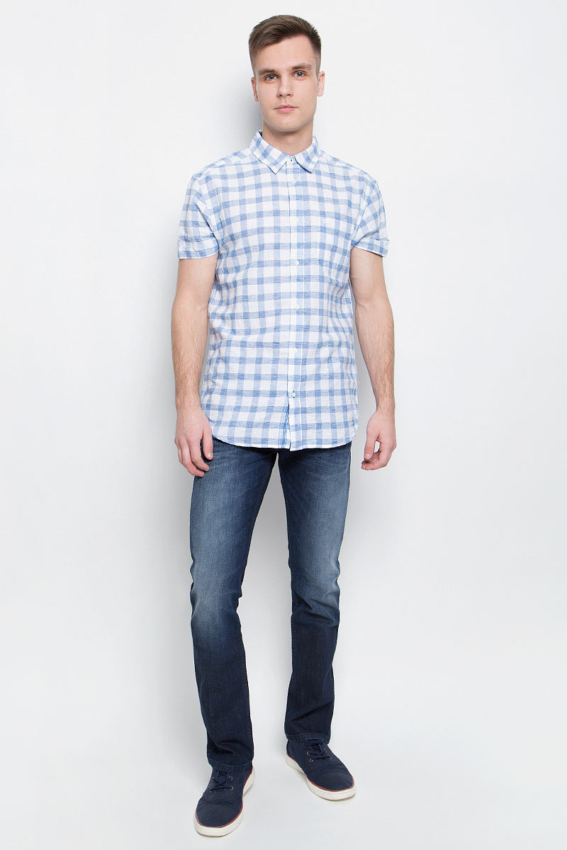 Джинсы мужские Wrangler, цвет: синий. W16A0885D. Размер 31-32 (46/48-32)W16A0885D Джинсы мужские Wrangler, цвет: синий. W16A0885D. Размер 31-32 (46/48-32)W16A0885DМужские джинсы Wrangler станут отличным дополнением к вашему гардеробу. Джинсы модели-слим выполнены из эластичного хлопка с небольшим добавлением эластана. Изделие мягкое и приятное на ощупь, не сковывает движения и позволяет коже дышать.Модель на поясе застегивается на металлическую пуговицу и ширинку на металлической застежке-молнии, а также предусмотрены шлевки для ремня. Спереди расположены два втачных кармана и один секретный кармашек, а сзади - два накладных кармана. Изделиеукрашено нашивкой с названием бренда.