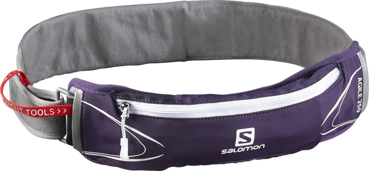 Сумка на пояс Salomon Agile 250 Belt Set, с бутылкой, цвет: фиолетовыйй, белыйL39333900 Сумка на пояс Salomon Agile 250 Belt Set, с бутылкой, цвет: фиолетовыйй, белыйL39333900Сумка на пояс Salomon Agile 500 Belt Set повышает мобильность и функциональность в любом забеге. Благодаря универсальному размеру и возможности подгонки облегчает выбор и подойдет бегунам с тонкой талией. Суперэластичный пояс не смещается даже при прыжках и обеспечивает быстрый доступ к мягкой фляге и другим нужным вещам. Отлично подходит для тренировок в городе или в горах.Объем бутылки: 500 мл.