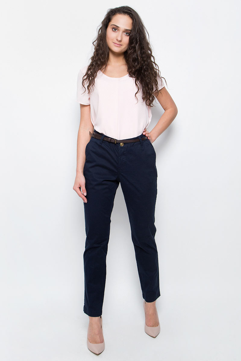Брюки женские Baon, цвет: темно-синий. B297045_Dark Navy. Размер L (48)B297045_Dark Navy Брюки женские Baon, цвет: темно-синий. B297045_Dark Navy. Размер L (48)B297045_Dark NavyСтильные женские брюки Baon выполнены из эластичного хлопка. Модель чинос стандартной посадки застегивается на ширинку с застежкой-молнией, а также на пуговицу в поясе. Брюки оснащены двумя боковыми карманами спереди и двумя втачными карманами сзади. В комплекте тонкий ремешок из искусственной кожи.Модные брюки помогут создать эффектный образ.