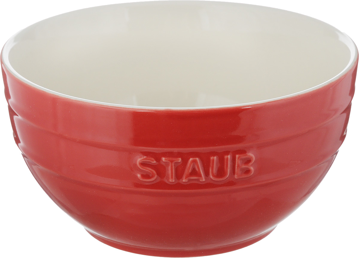 Миска Staub, цвет: вишневый, молочный, диаметр 17 см40510-791 Миска Staub, цвет: вишневый, молочный, диаметр 17 см40510-791Миска Staub изготовлена из глины, покрытой эмалью из стеклянного порошка. Изделие очень функциональное, оно пригодится на кухнедля самых разнообразных нужд: в качестве салатника, миски, тарелки.Можно мыть в посудомоечной машине.Можно использовать в духовке, микроволновой печи и морозильной камере.Диаметр миски (по верхнему краю): 17 см. Высота стенки: 9 см. Объем: 1,2 л.