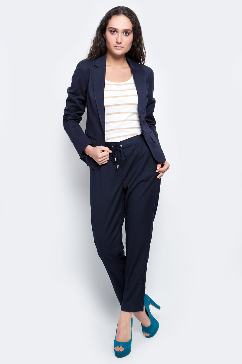 Жакет женский Baon, цвет: темно-синий. B127005_Dark Navy. Размер M (46)B127005_Dark Navy Жакет женский Baon, цвет: темно-синий. B127005_Dark Navy. Размер M (46)B127005_Dark NavyЖенский жакет Baon выполнен из плотного материала с подкладом. Модель приталенного силуэта с отложным воротником с лацканами и длинными рукавами застегивается на пуговицы. Спереди расположены два кармана с клапанами.Такой жакет прекрасно дополнит образ уверенной в себе девушки.