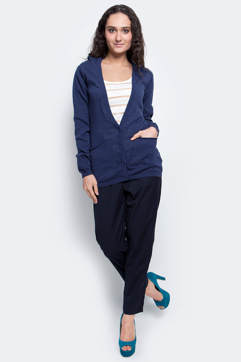 Кардиган женский Baon, цвет: темно-синий. B147009_Dark Navy. Размер L (48)B147009_Dark Navy Кардиган женский Baon, цвет: темно-синий. B147009_Dark Navy. Размер L (48)B147009_Dark NavyСтильный женский кардиган Baon, выполненный из натурального хлопка, подчеркнет ваш уникальный стиль и поможет создать оригинальный женственный образ. Модель с V-образным вырезом горловины и длинными рукавами застегивается на пуговицы. Изделие дополнено двумя накладными карманами. Спинка также имеет V-образную форму горловины.Комфортный кардиган лаконичного дизайна - отличный выбор на каждый день.