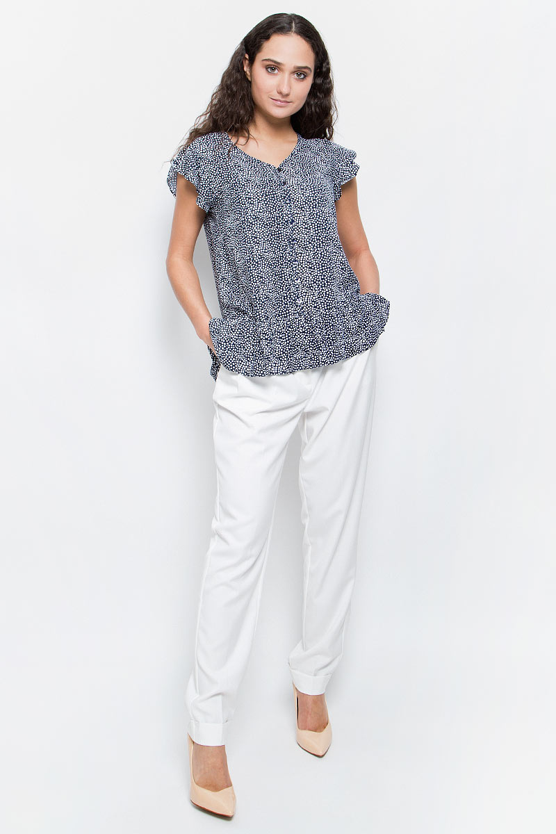 Блузка женская Baon, цвет: черный, белый. B197012_Dark Navy Printed. Размер M (46)B197012_Dark Navy Printed Блузка женская Baon, цвет: черный, белый. B197012_Dark Navy Printed. Размер M (46)B197012_Dark Navy PrintedСтильная блузка Baon выполнена из легкого вискозного материала с принтом в горошек. Ткань очень мягкая и приятная на ощупь. Блузка свободного кроя с V-образным вырезом горловины и короткими рукавами-крылышками застегивается на пуговицы. По нижнему краю модель декорирована оборкой. Лаконичная блузка поможет создать оригинальный женственный образ!