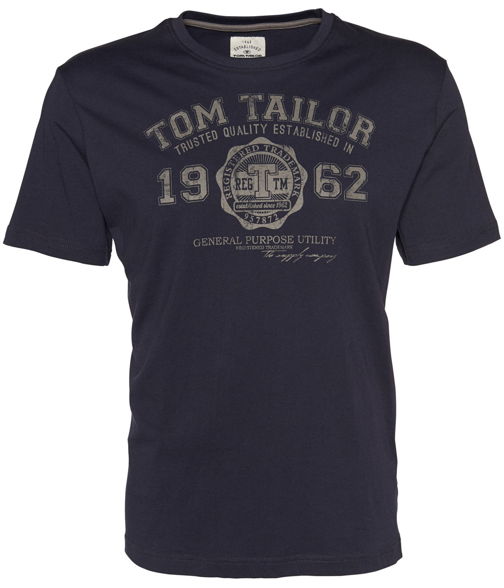 Футболка мужская Tom Tailor, цвет: темно-синий, серый. 1023549.09.10_6000. Размер L (50)1023549.09.10_6000 Футболка мужская Tom Tailor, цвет: темно-синий, серый. 1023549.09.10_6000. Размер L (50)1023549.09.10_6000Модная мужская футболка Tom Tailor, изготовленная из натуральногохлопка, прекрасно подойдет для повседневной носки. Материал очень мягкий иприятный на ощупь, не сковывает движения и позволяет коже дышать. Футболка с короткими рукавами и круглым вырезом горловины оформленаоригинальным принтовым рисунком и различными надписями. В ней вы всегда будете чувствовать себя уютно и комфортно.
