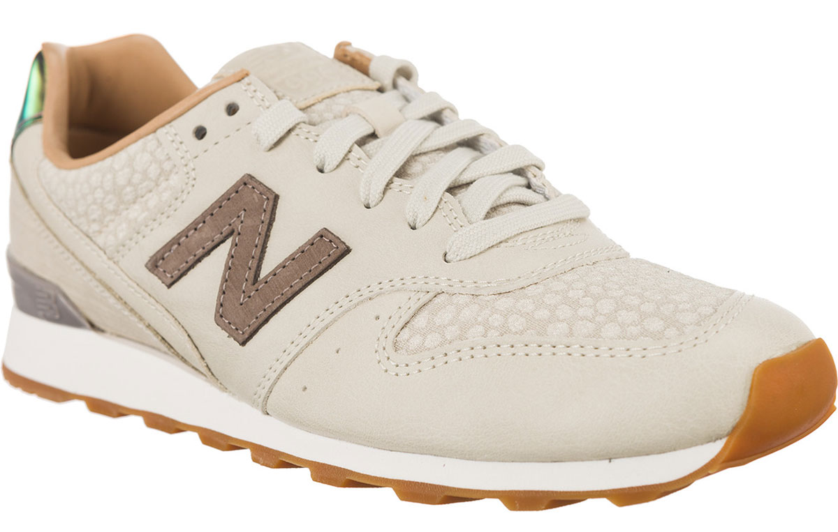 Кроссовки женские New Balance 996, цвет: бежевый. WR996GFR/B. Размер 9,5 (41)WR996GFR/B Кроссовки женские New Balance 996, цвет: бежевый. WR996GFR/B. Размер 9,5 (41)WR996GFR/BСтильные женские кроссовки от New Balance придутся вам по душе. Верх модели выполнен из высококачественных материалов. По бокам обувь оформлена декоративными элементами в виде фирменного логотипа бренда, на язычке - фирменной нашивкой, задник логотипом бренда. Модель дополнена на мысе тиснением. Классическая шнуровка надежно зафиксирует изделие на ноге. Подошва оснащена рифлением для лучшей сцепки с поверхностями. Удобные кроссовки займут достойное место среди коллекции вашей обуви.