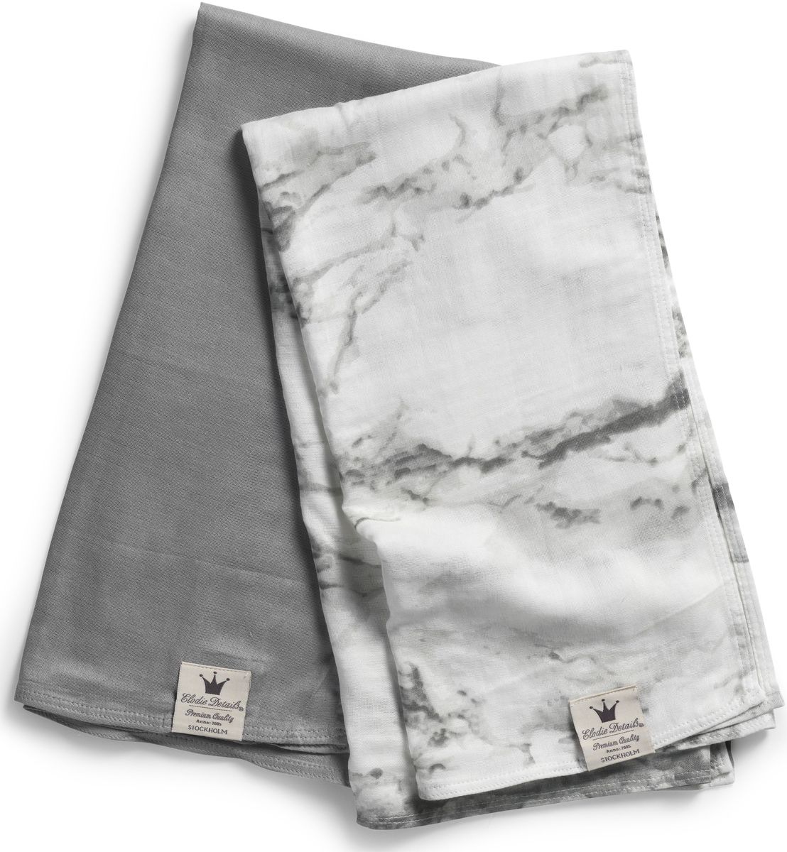 Elodie Details Плед детский Marble Grey 80 см х 80 см103311 Elodie Details Плед детский Marble Grey 80 см х 80 см103311Плед Elodie Details Marble Grey - невесомые муслиновые пеленки незаменимы в теплое время года. Легкая двухслойная ткань из бамбукового волокна прекрасно пропускает воздух, позволяя коже ребенка дышать, и впитывает лишнюю влагу. Пеленки можно использовать в качестве легкого летнего пледа - дома и на прогулке, а также накрывать коляску от прямых солнечных лучей. Коллекцию Marble Grey отличают благородные серые цвета: в однотонном варианте и в виде необычного мраморного принта. Серый цвет придает изысканность и утонченность любому образу, он отлично сочетается с яркими аксессуарами и позволяет экспериментировать, создавая смелые модные ансамбли. А кроме прочего, серый цвет универсален и подходит как мальчику, так и девочке.