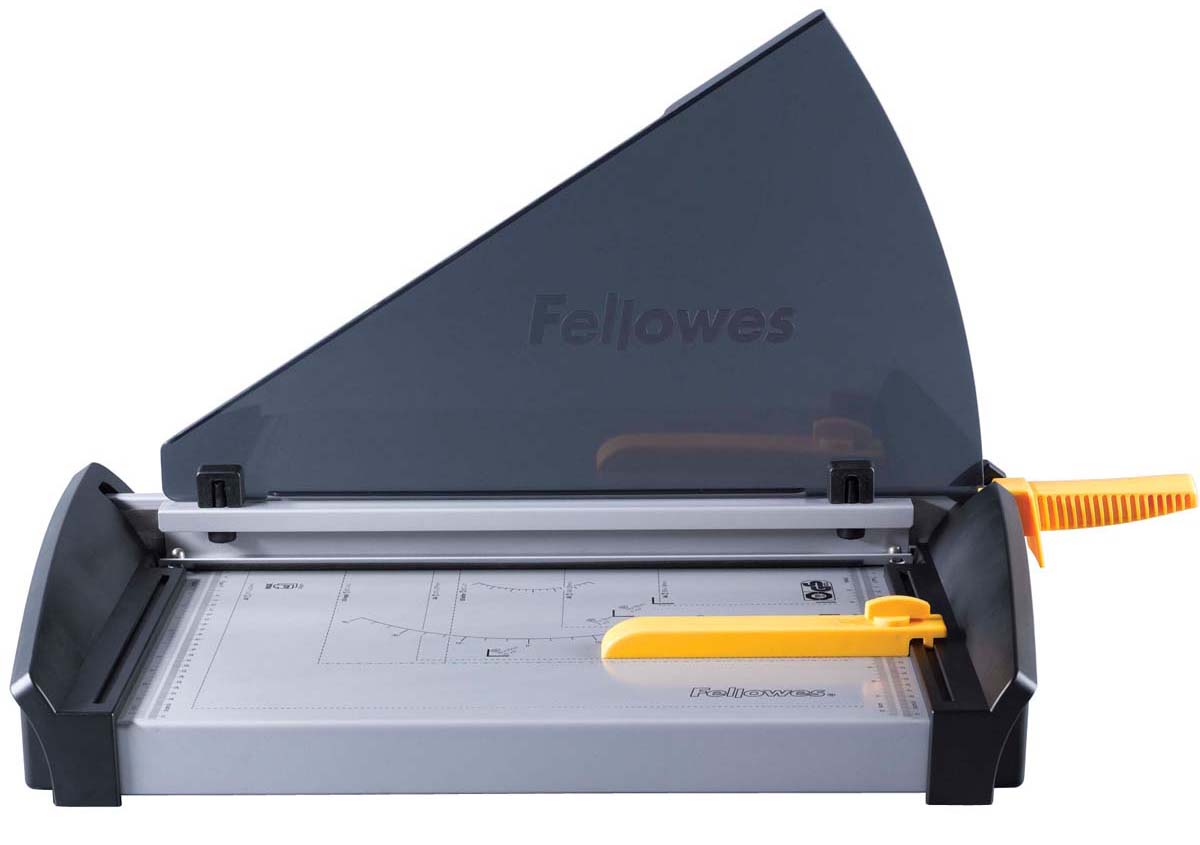Fellowes Plasma A3 резак сабельныйFS-54111 Fellowes Plasma A3 резак сабельныйFS-54111Резак сабельный SafeCut™ Fusion A4 идеален для частого использования дома или в малом офисе. Длина реза 320мм, стопа 1мм (10 листов 80гр/м2). Запатентованный SafeCut™ защитный экран предотвращает вероятность прикосновения пользователя к ножу резака во время работы. Защитный экран уже установлен, перед использованием его необходимо развернуть, что снимает проблему его неправильной установки. Без развернутого защитного экрана, резак не работает. Качественные лезвия из нержавеющей стали. Прочное металлическое основание на нескользящих ножках. .