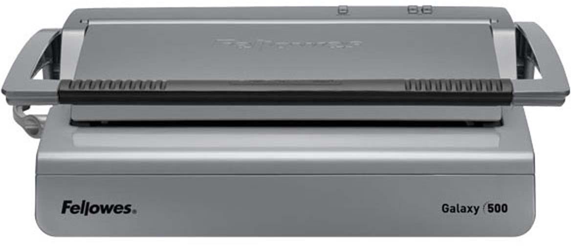 Fellowes Galaxy переплетчикFS-56220 Fellowes Galaxy переплетчикFS-56220Galaxy 500 — высокотехнологичный переплетчик на пластиковую пружину для интенсивного использования в большом офисе. Основные характеристики:Кол-во сшиваемых листов: 500 шт.Кол-во пробиваемых листов: 28 шт. (Модернизация в 2016)Диапазон диаметра пружины: 6-51 мм.Гарантия: 2 года.Брошюровщик оснащен технологиями, которые ускорят и упростят переплет документов: Satellit system: Cъемный блок для сшивания. Система позволяет двум пользователям перфорировать и сшивать одновременно. Широкая ручка для перфорации: Удобна в работе как для правшей, так и для левшей. Равномерно распределяет усилия на ножи. Автоматические створки лотка для отходов: При переполнении лотка для отходов створка лотка автоматически открывается, что сигнализирует о необходимости его опустошения. Отключаемые пуансоны: Возможность создавать брошюры различных форматов. Эргономичное расположение зубцов: В переплетчиках на пластиковую пружину зубцы располагаются под углом 15?, что облегчает работу над созданием брошюры. Селектор формата: Точное выравнивание листов различных форматов по краю. Изменение глубины перфорации: Увеличивает срок службы брошюр толщиной более 150 листов. Селектор диаметра пружин и толщины документа: Простой подбор пружины по толщине документа. Лоток для обложек и пружин. Вертикальная загрузка документа: Снижает вероятность перекоса документа во время перфорирования, листы выравниваются под собственным весом